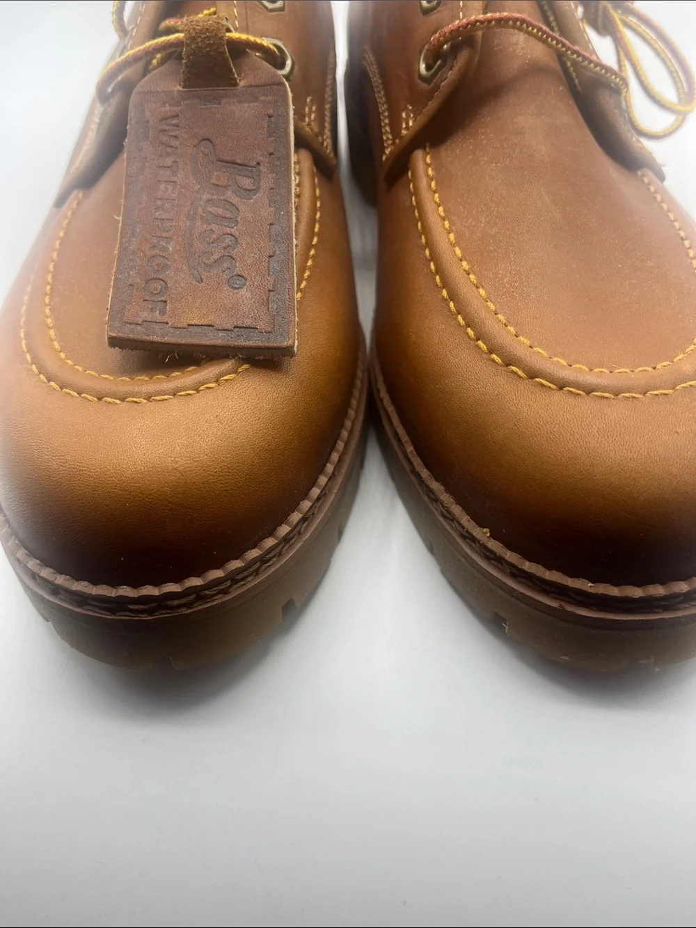 Bass Vintage Men’s Tan Leather Moc Toe  Shoes with Contrast Stitching